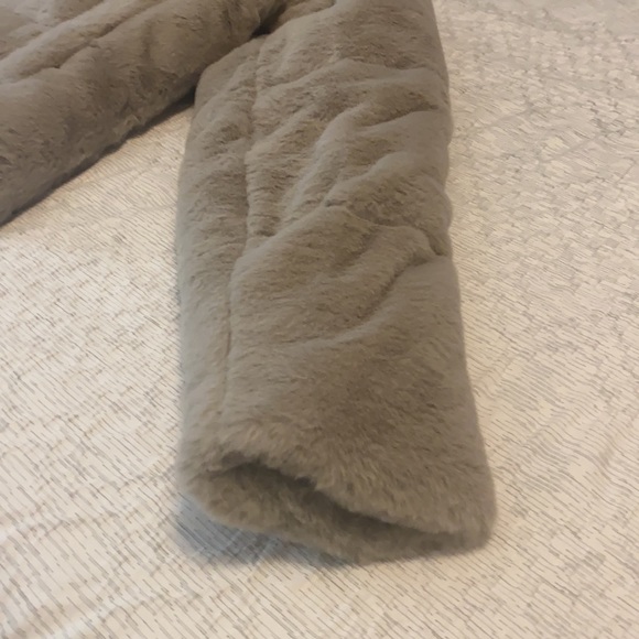 A&F Fur Mini Puffer Jacket - Picture 4 of 8